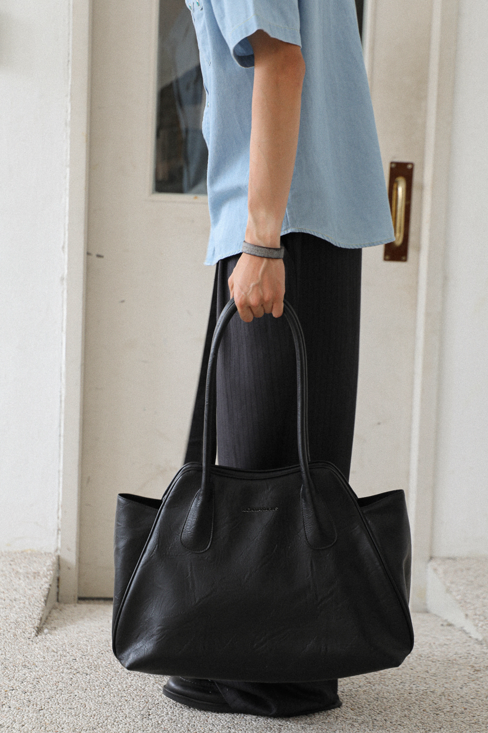 【IUGAMAKARAS】バッグ Bread Leather Shoulder Bag (Black) IUGAMAKARAS] Bread Leather Shoulder Bag (Black) – SellerWork