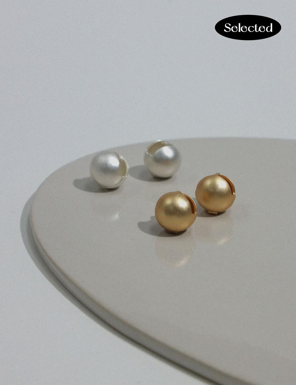 MATTE BALL ONE TOUCH EARRING_2colors