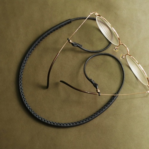 수제 가죽으로 감싼 안경줄 시크블랙