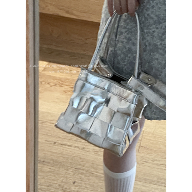 짜임 얇은 스트랩 버킷 토트백 여성 소형가방 데일리 실버 포인트 백