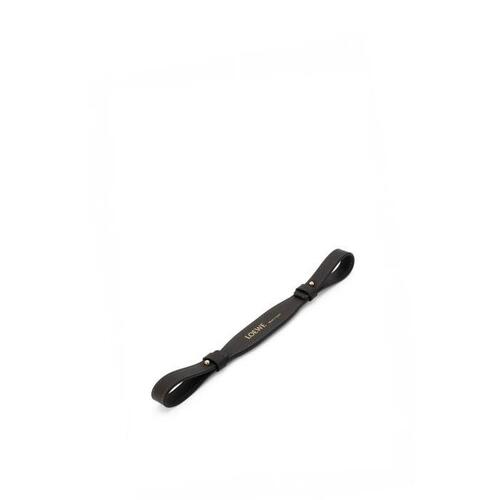 로에베 남성 기타액세서리 Branded short strap in classic calfskin Black C885S70X02-1100