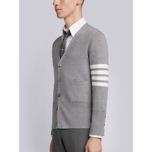 톰브라운 남성 니트웨어 Light Grey Milano Stitch Fine Merino Wool 4 Bar V Neck Cardigan MKC160A-00014-055