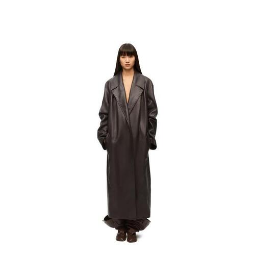로에베 여성 코트 Pleated coat in nappa lambskin Dark Brown S540Y18L61-3110