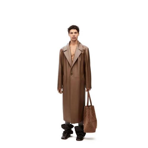 로에베 남성 코트 Pleated coat in nappa lambskin Mud H526Y18L97-3450