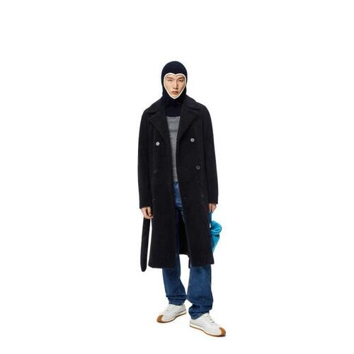 로에베 남성 코트 Double breasted coat in shearling Navy/Black/Blue H526Y18L55-5092