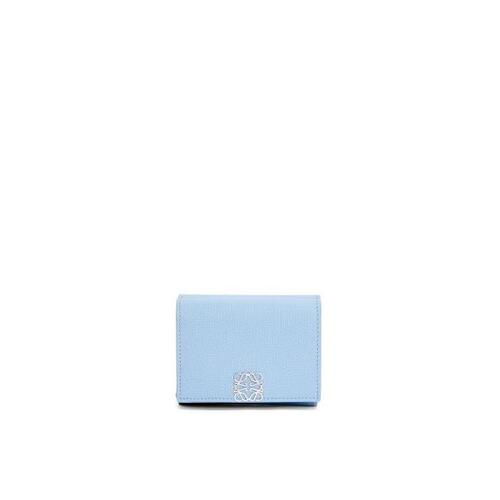 로에베 여성 반지갑 Anagram trifold wallet in pebble grain calfskin Dusty Blue C821TR2X02-5265
