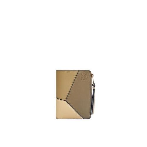 로에베 여성 반지갑 Puzzle slim bifold wallet in classic calf Clay Green/Butter C510P30X03-6688