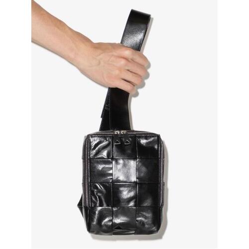 보테가베네타 남성 클러치 black Cassette mini Intreccio leather crossbody bag 18033913_701366VCQ72