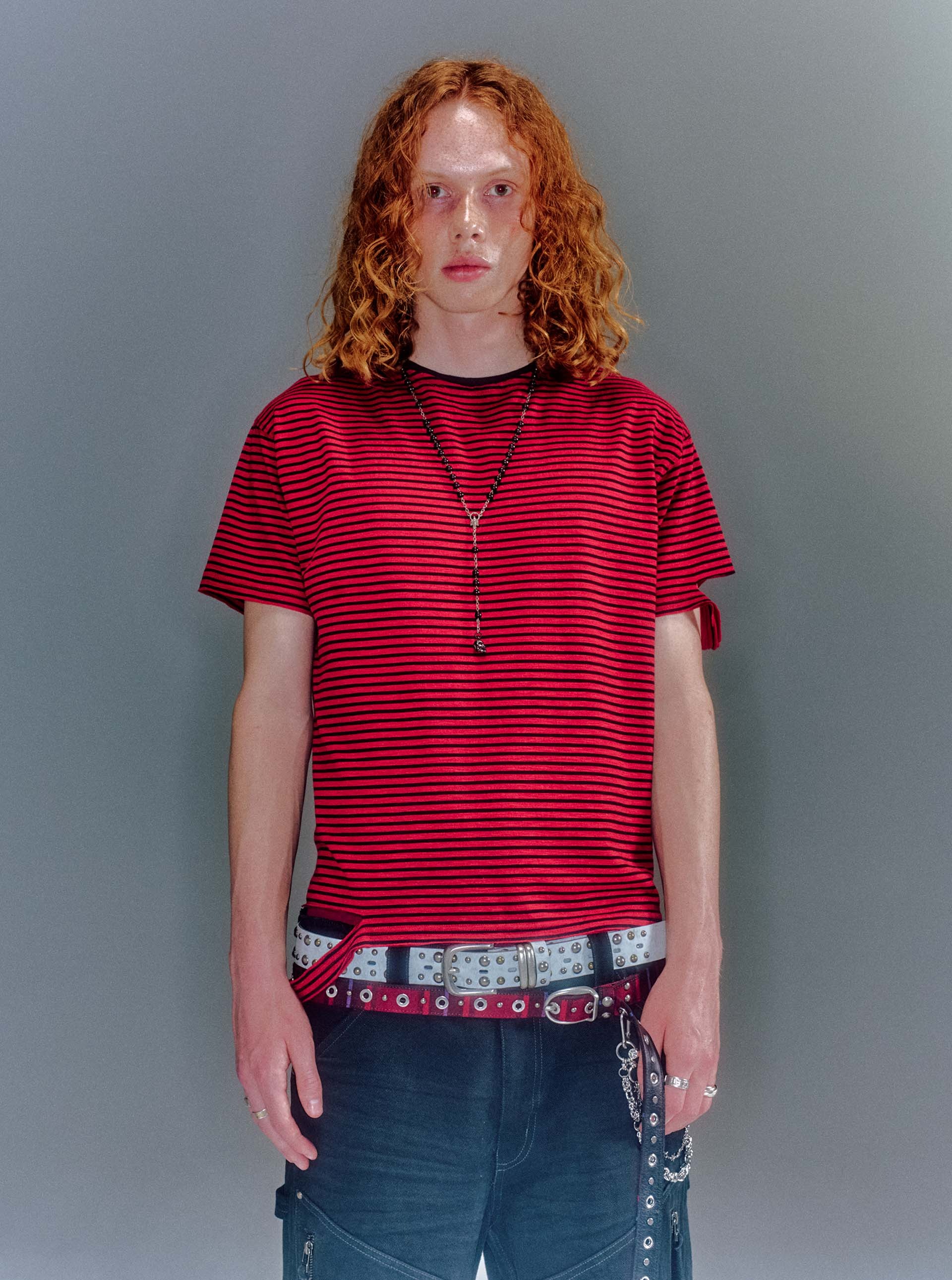 MEN OVAN DAMAGED STRIPE T-SHIRT RED - vacantarchive
