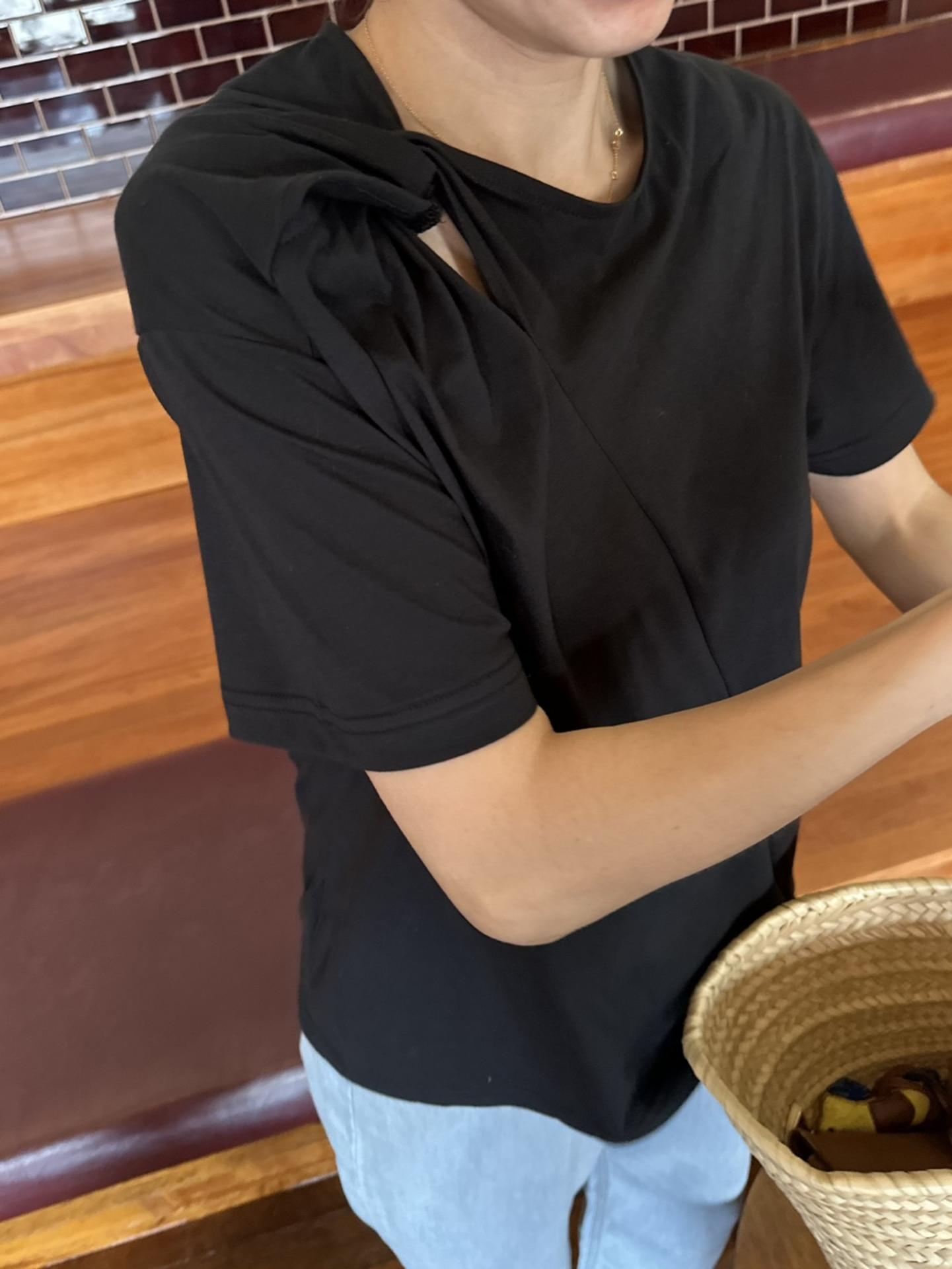 어깨 꼬임 티셔츠(2컬러)