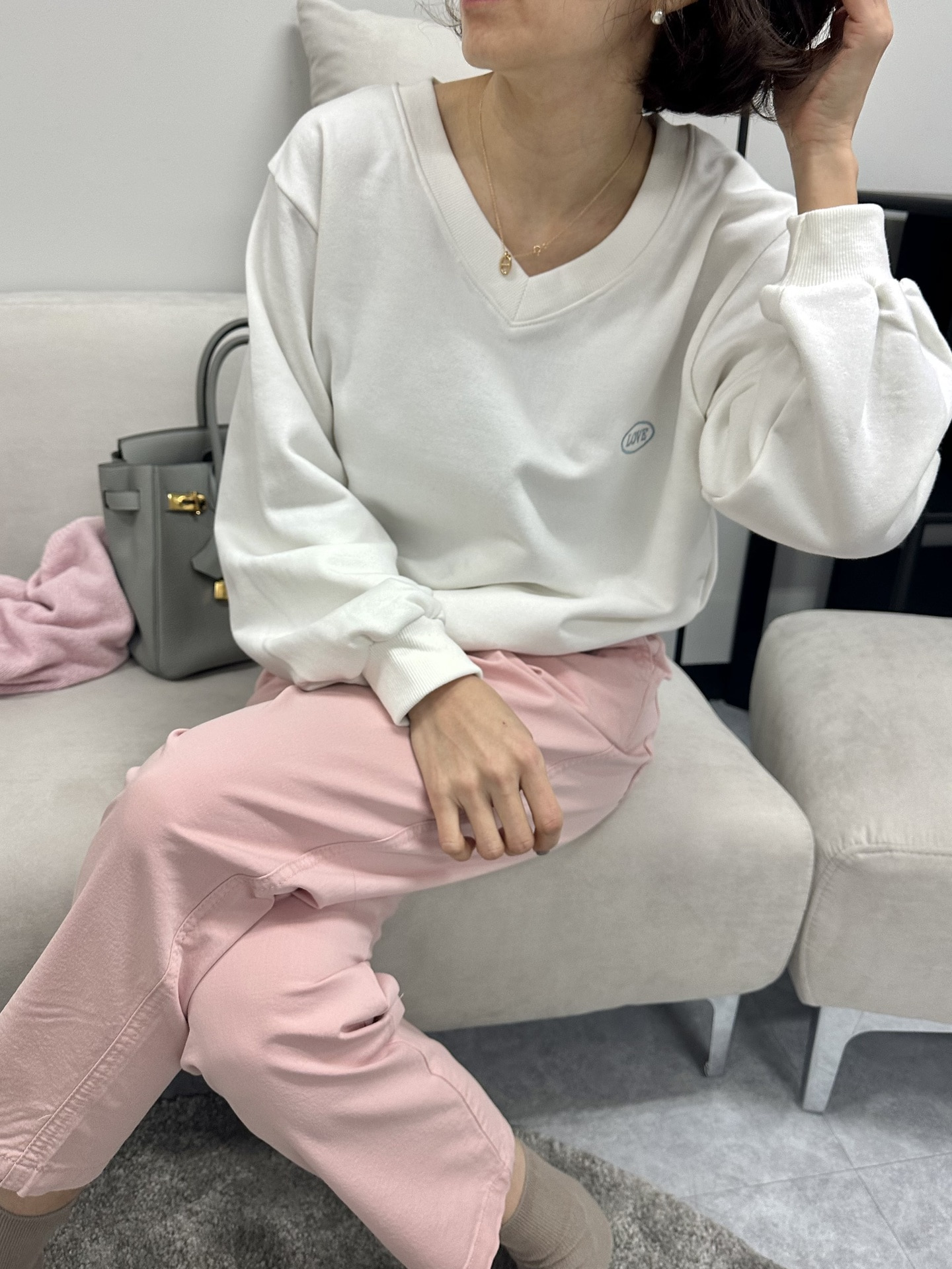 자수 브이 맨투맨