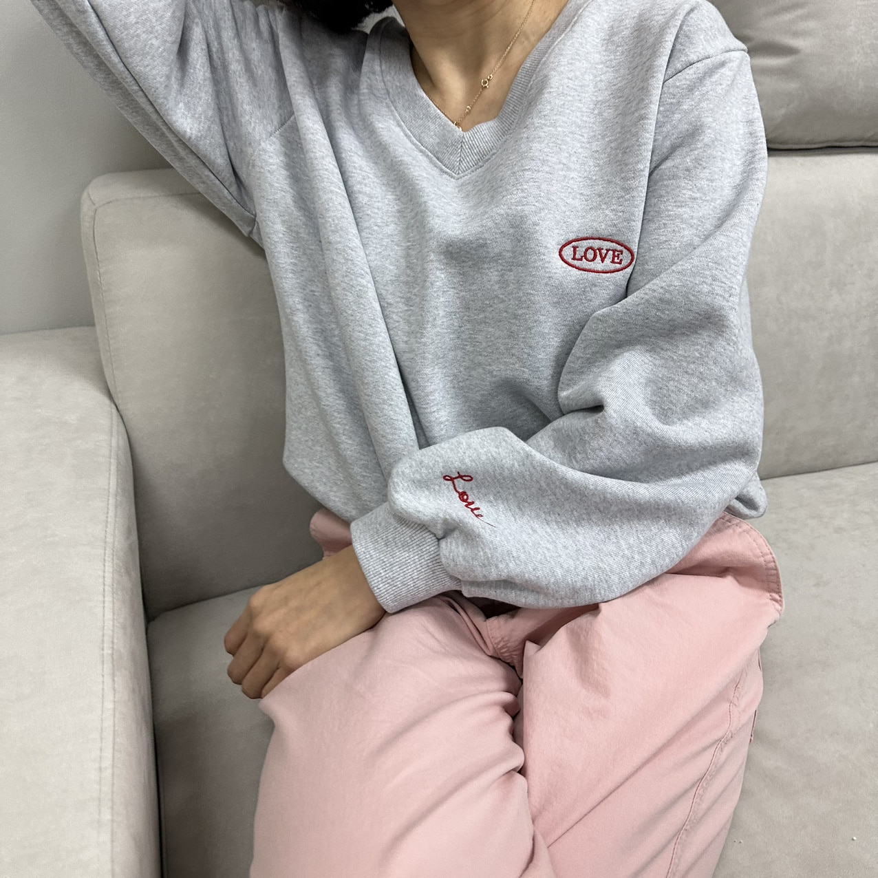 자수 브이 맨투맨