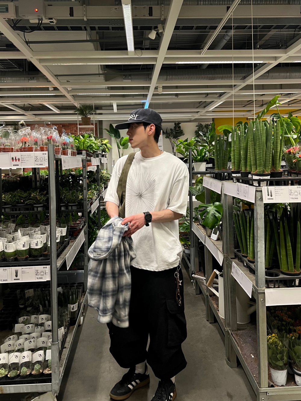 반팔 티셔츠 모델 착용 이미지-S1L37