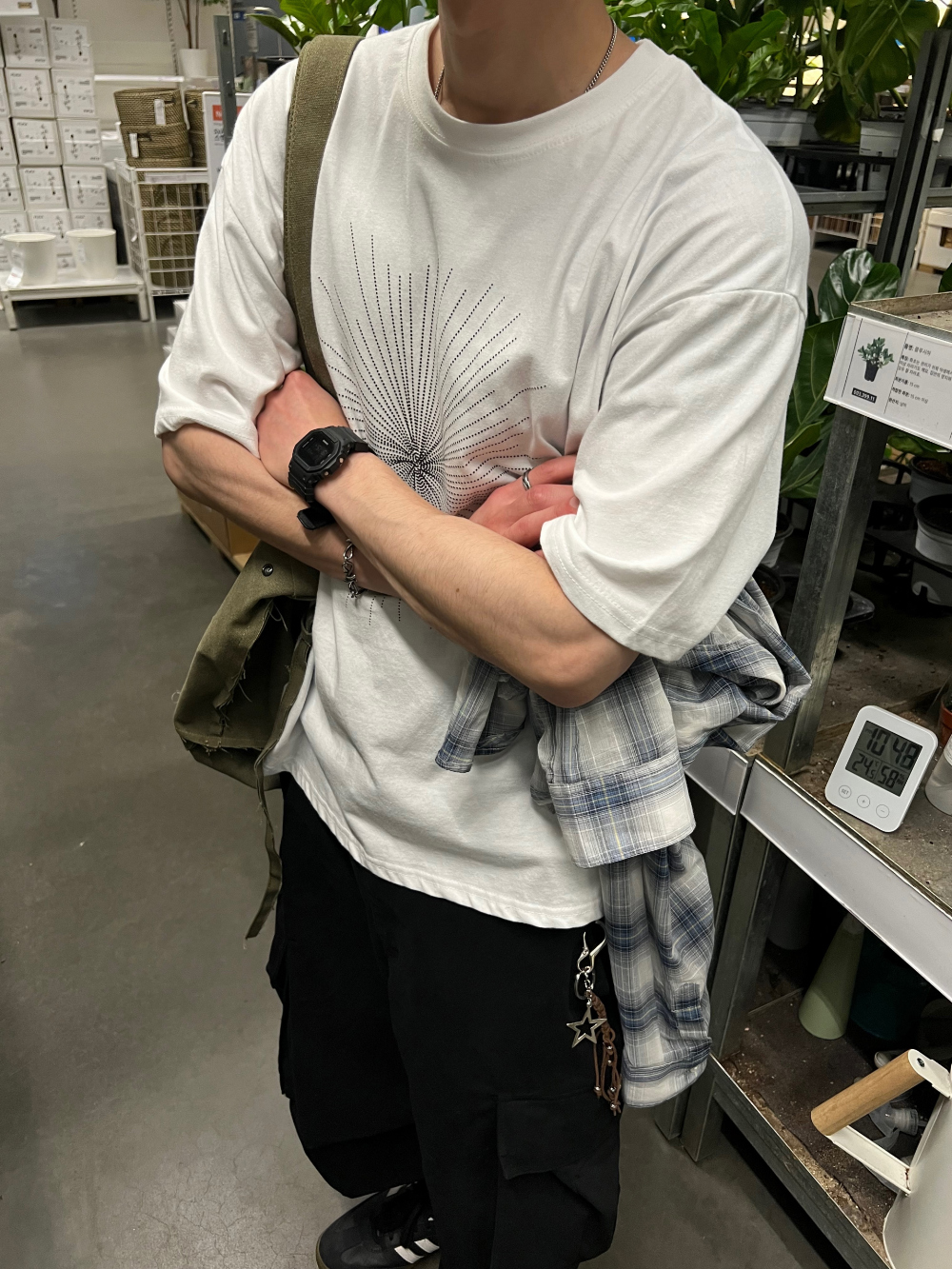 반팔 티셔츠 모델 착용 이미지-S1L44