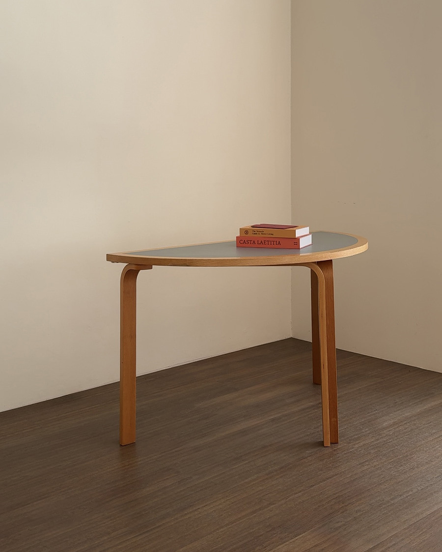 Magnus Olesen] Half Moon Table - Grey - 레트로비 retrobby