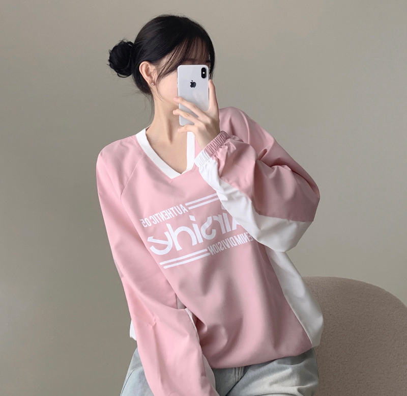 긴팔 티셔츠 모델 착용 이미지-S1L2