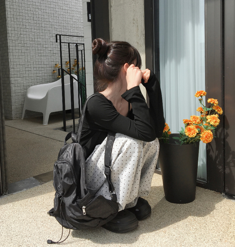 긴팔 티셔츠 모델 착용 이미지-S1L3