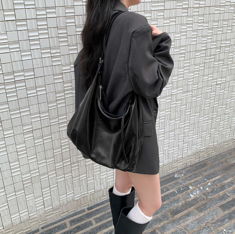 가방 모델 착용 이미지-S1L18