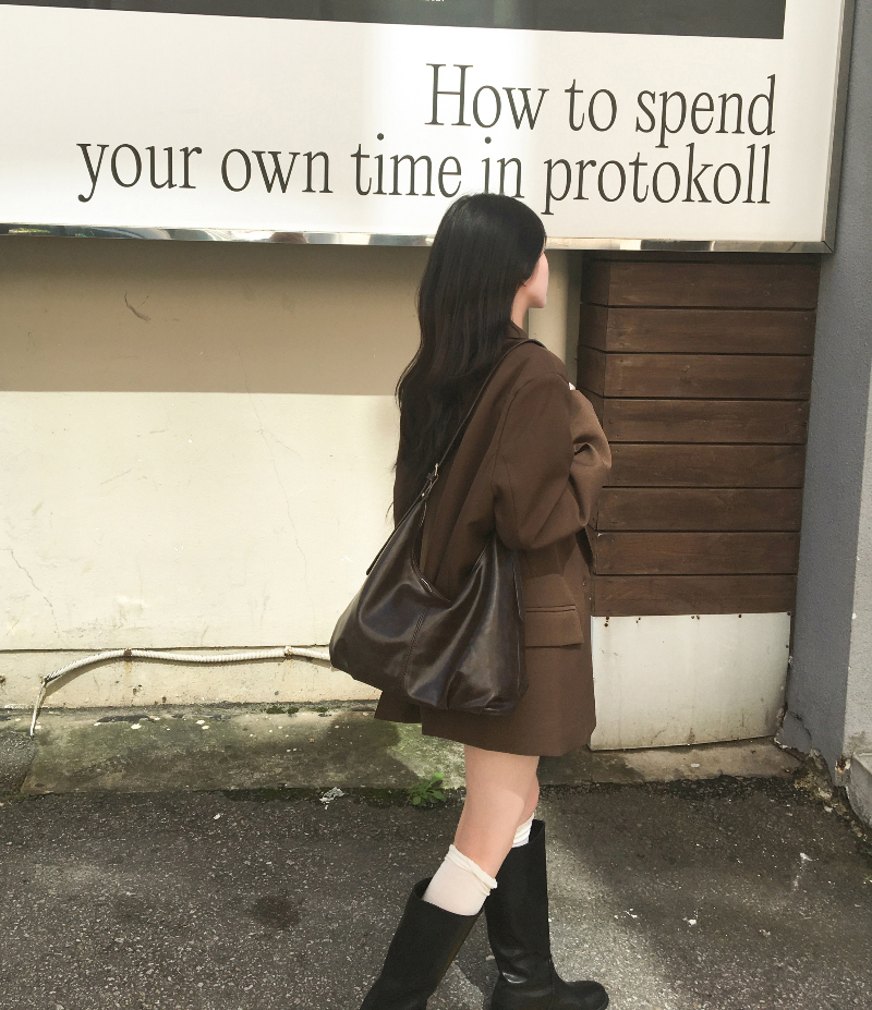 가방 모델 착용 이미지-S1L3