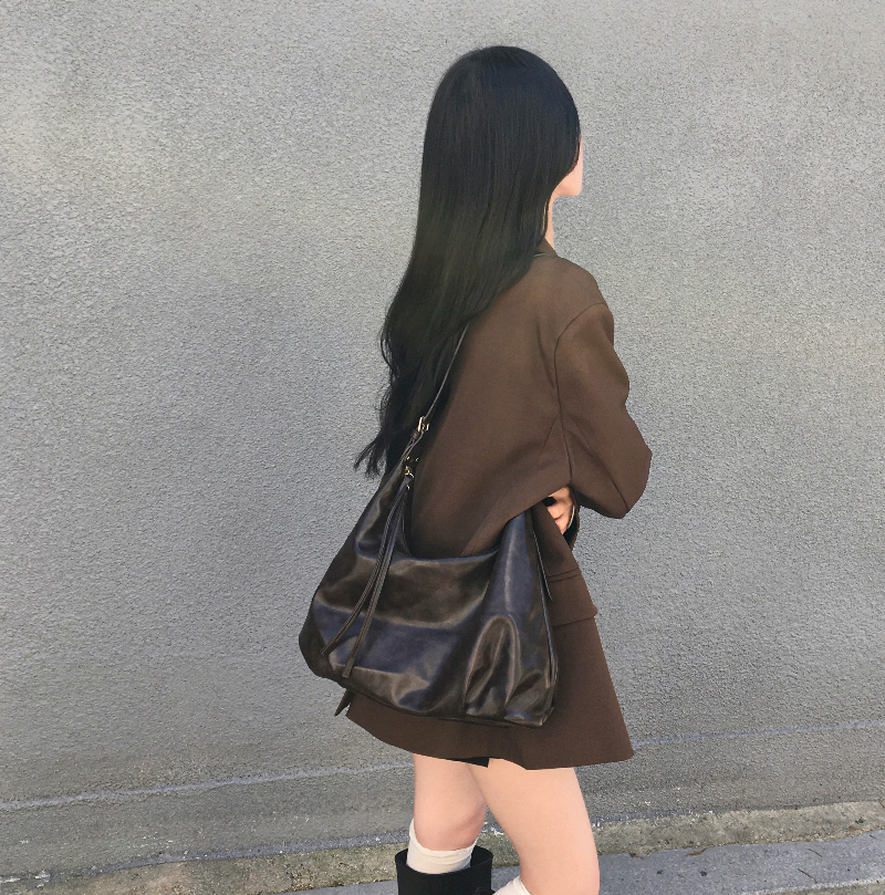 가방 모델 착용 이미지-S1L11