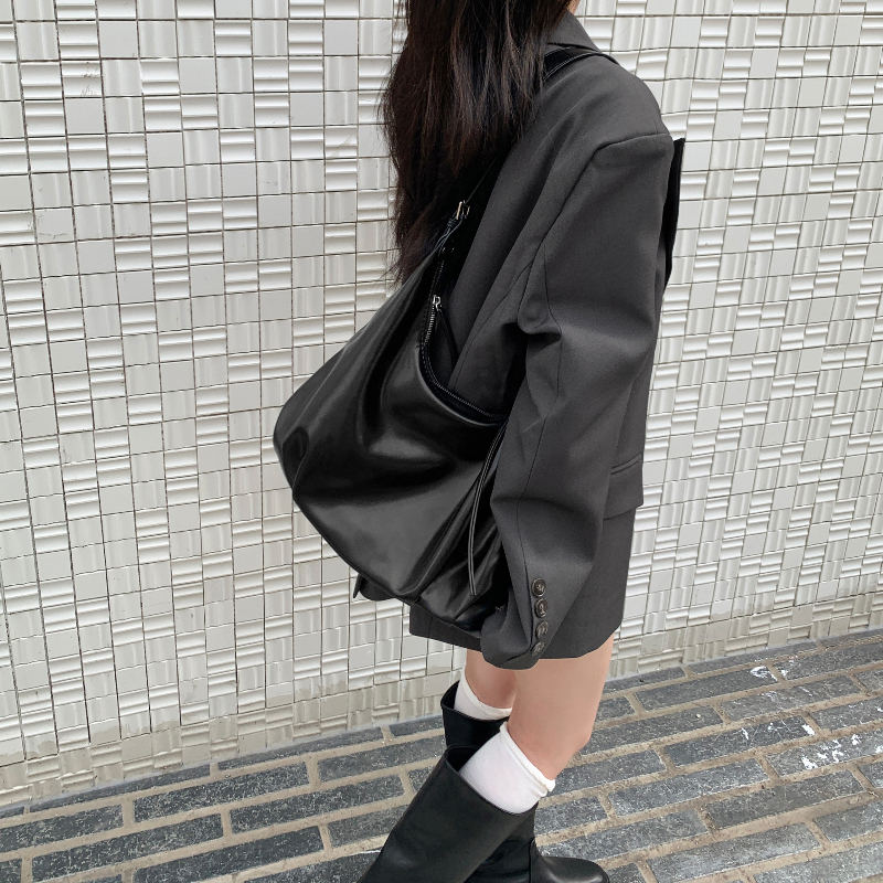 가방 모델 착용 이미지-S1L17