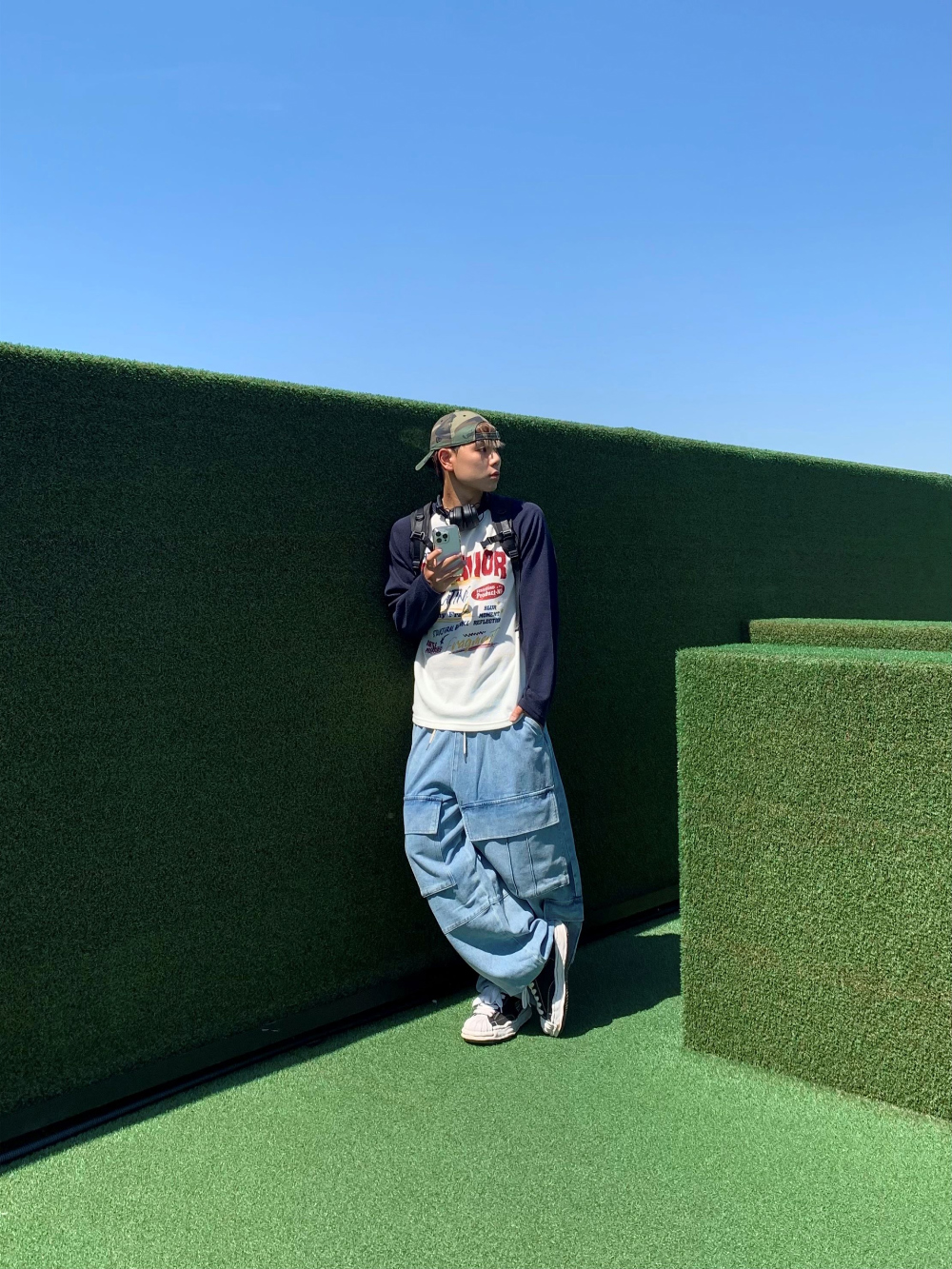 긴팔 티셔츠 모델 착용 이미지-S4L9