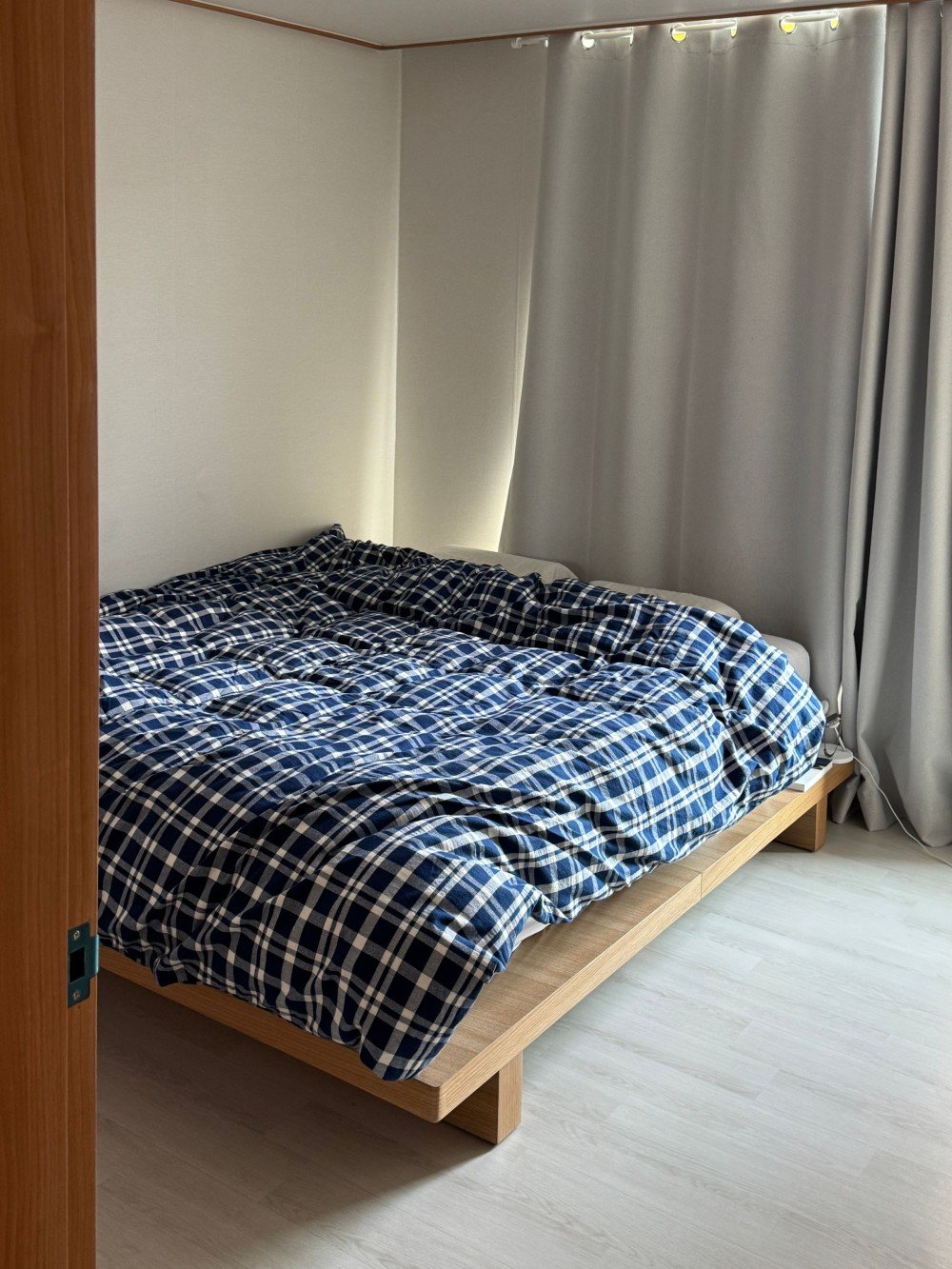 아주 깔끔한 디자인의 침대입니다. 예상했던대로라 만족스러워요. 라지킹사이즈로 주문해서 킹사이즈 매트리스 올려놨습니다. 옆에 책한권정도  올릴 수 있는 공간이 남아요. Review | SLQK.