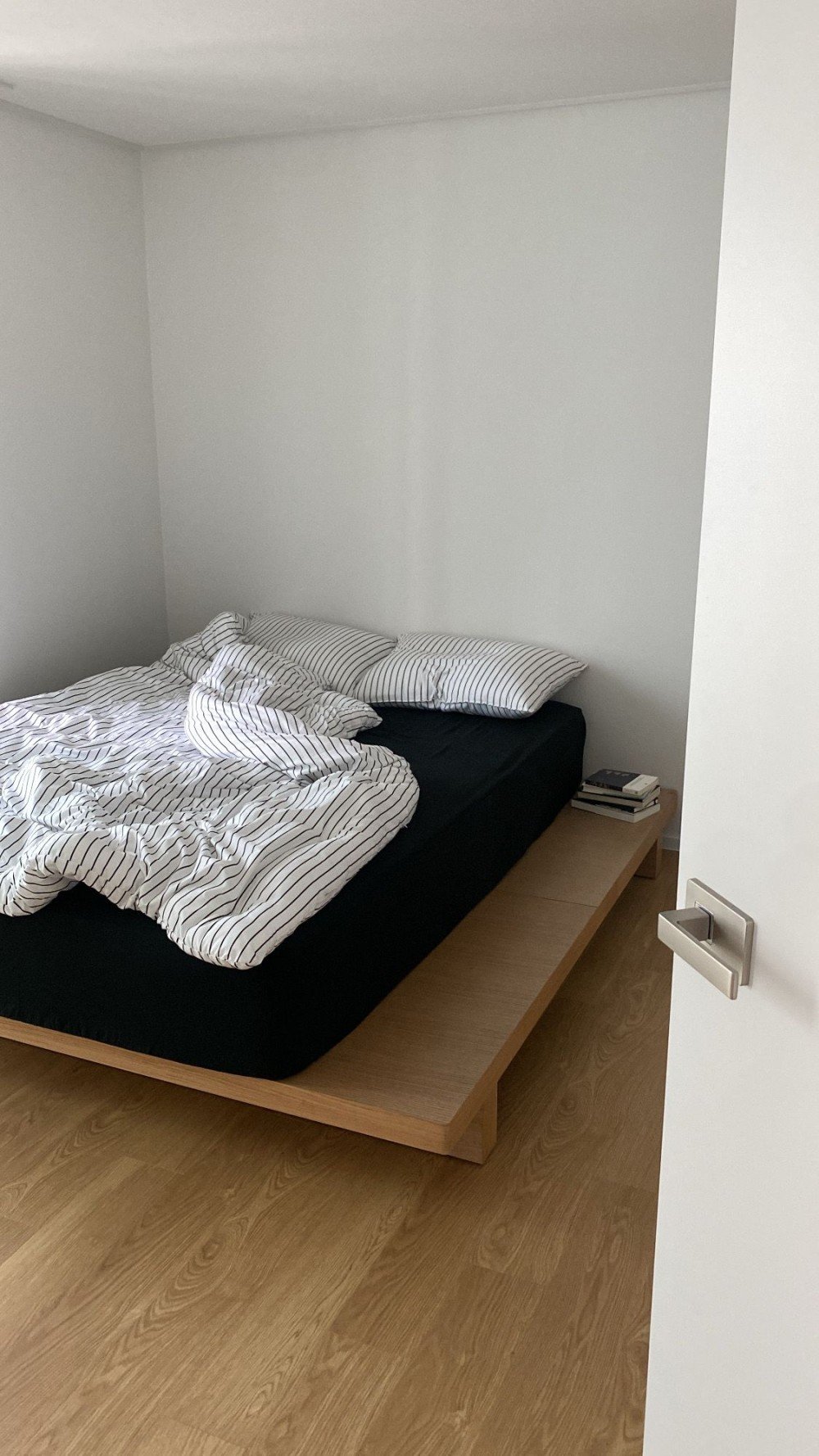 배송은 늦었지만..그래도 나름 만족 합니다 매트리스 일반 퀸 프레임은 라지킹 했는데 딱 원하는 사이즈입니다 Review | SLQK.