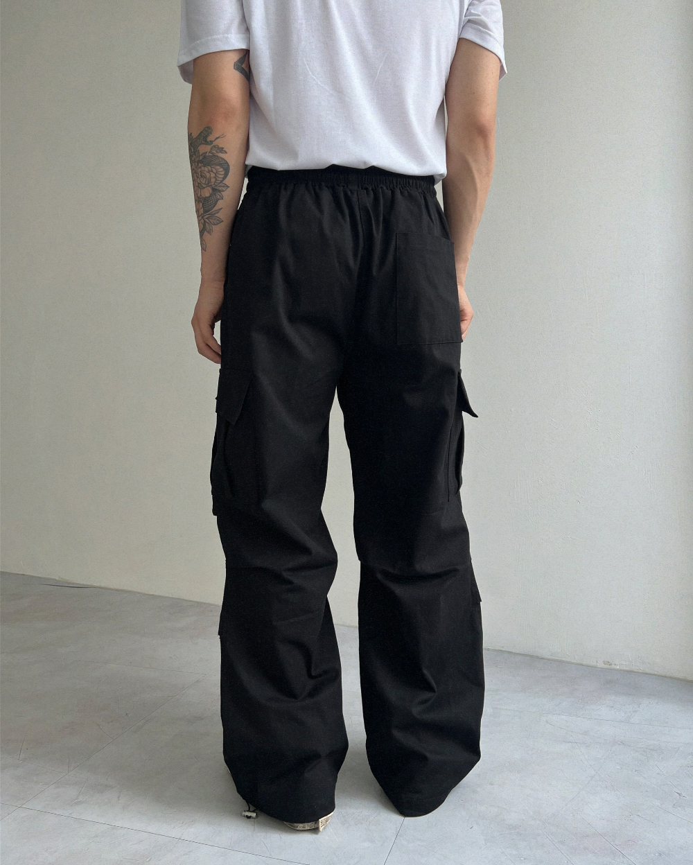 바지 모델 착용 이미지-S2L4