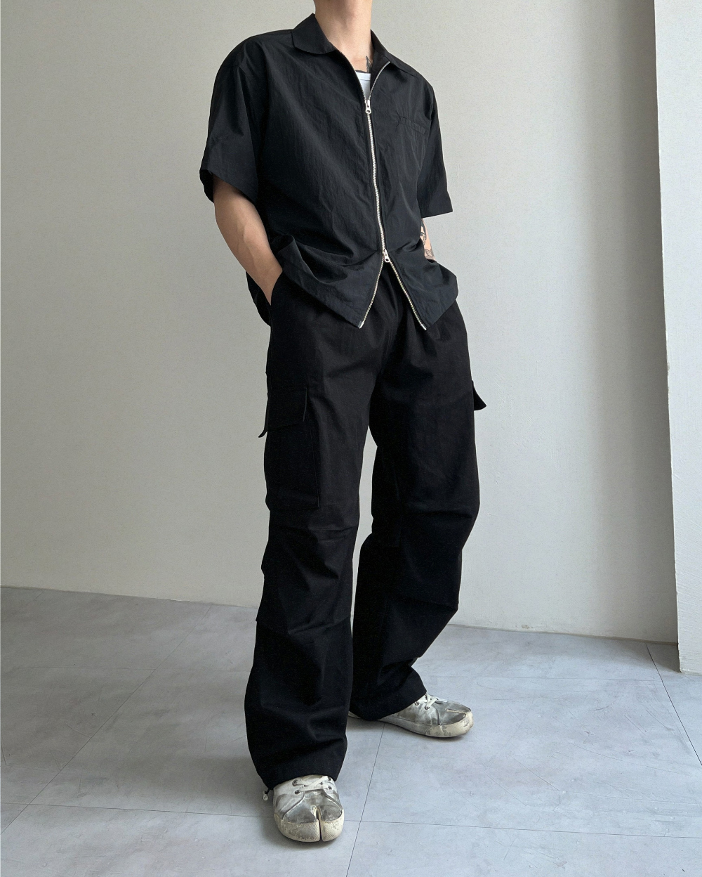 바지 모델 착용 이미지-S2L10