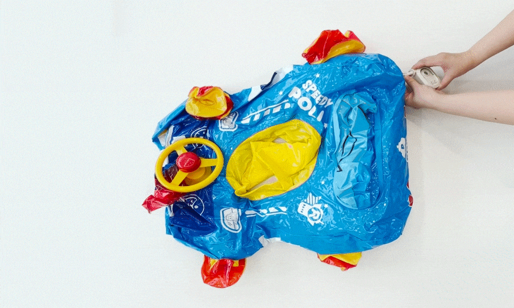 휴대용 전동 에어펌프 사용 장면 - 캠핑과 자전거 필수 아이템