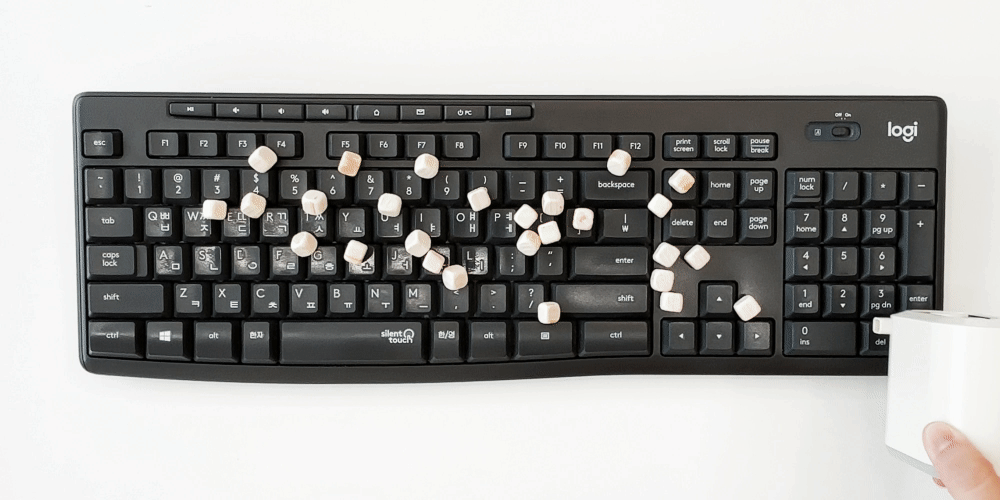 캠핑용 전동 에어펌프 사용 장면 - 아웃도어 필수 아이템