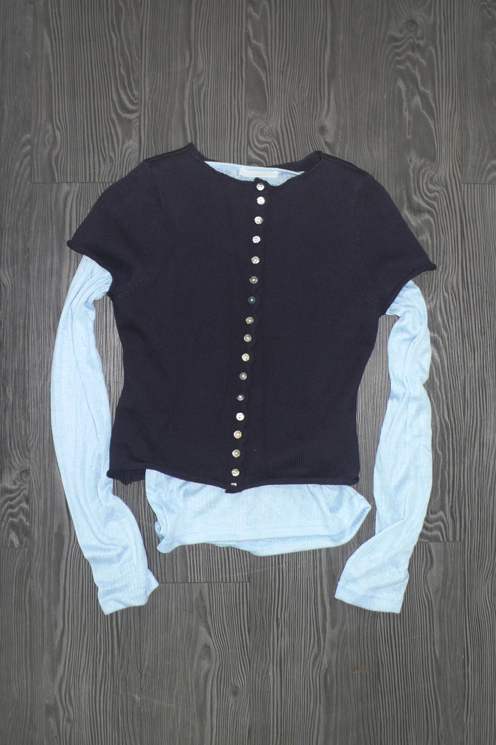 WAVY BUTTON CARDIGAN