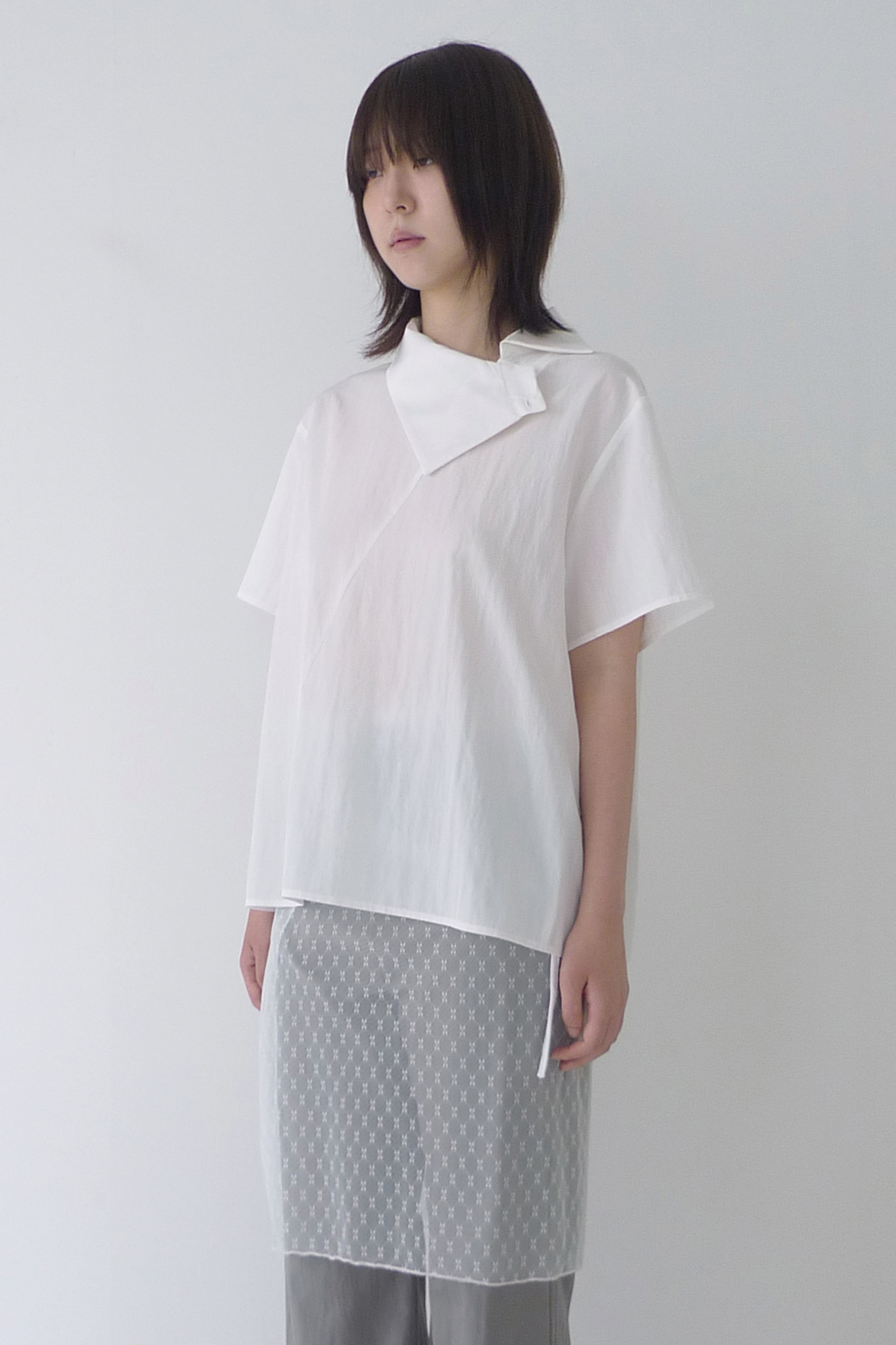 DIAGONAL COLLAR BLOUSE