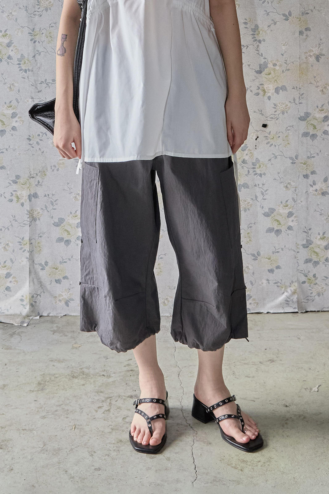 POCKET STRING CAPRI PANTS