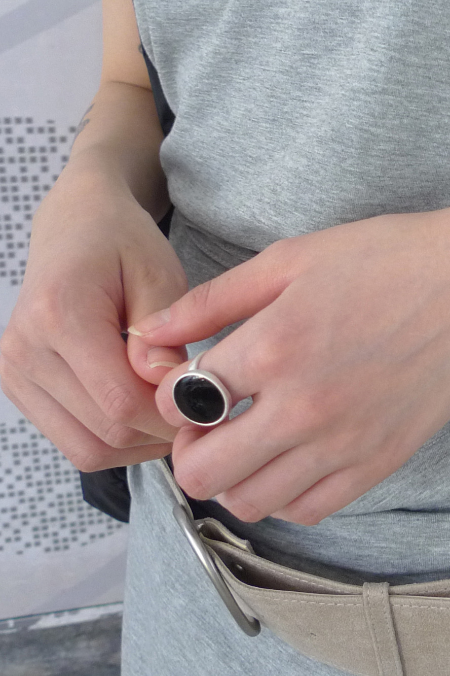 BLACK CIRCLE RING
