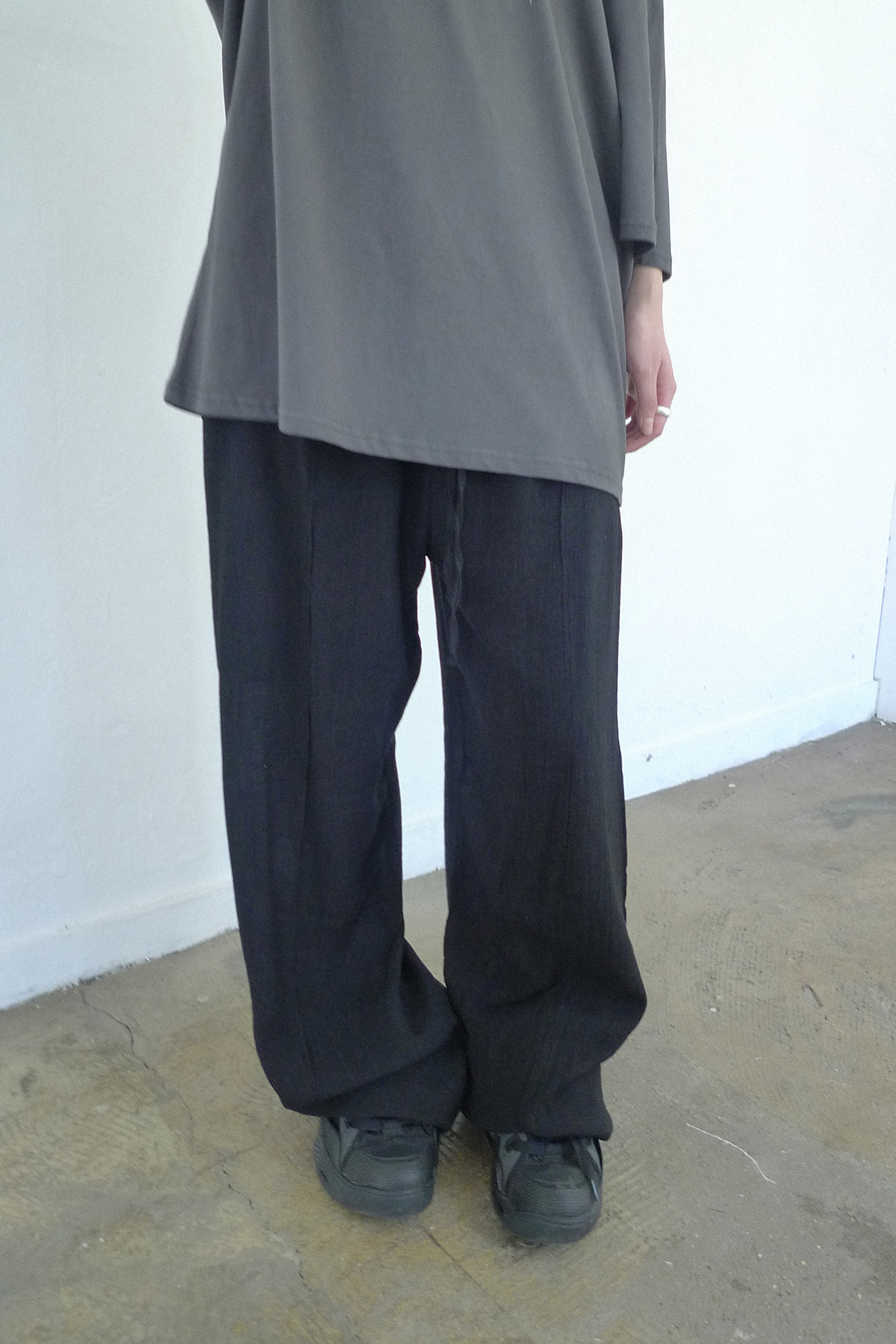 LOOSE CREASE PANTS