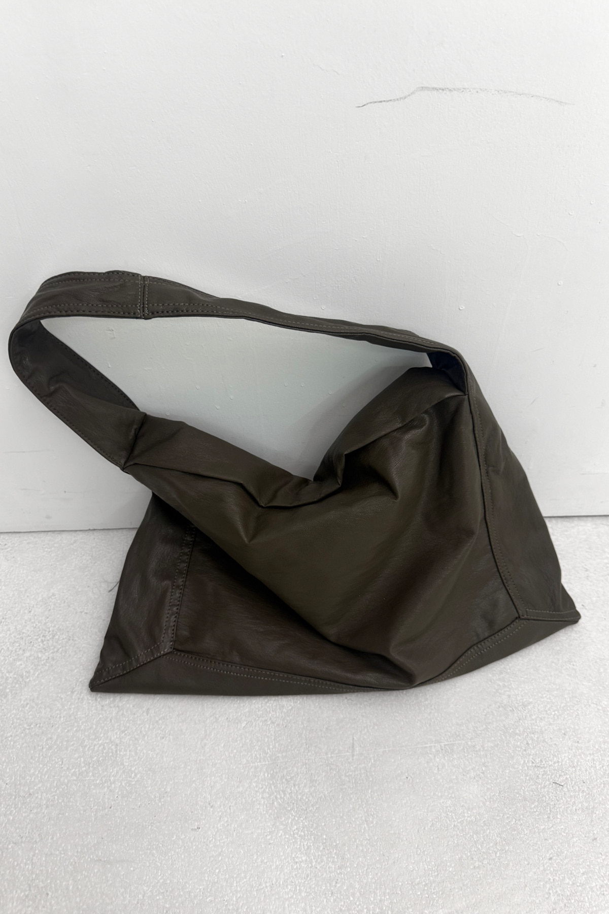 DRAPE SOFT SHOULDER BAG - 내추럴한 드레이프 실루엣의 비건 레더 빅 숄더백 이미지