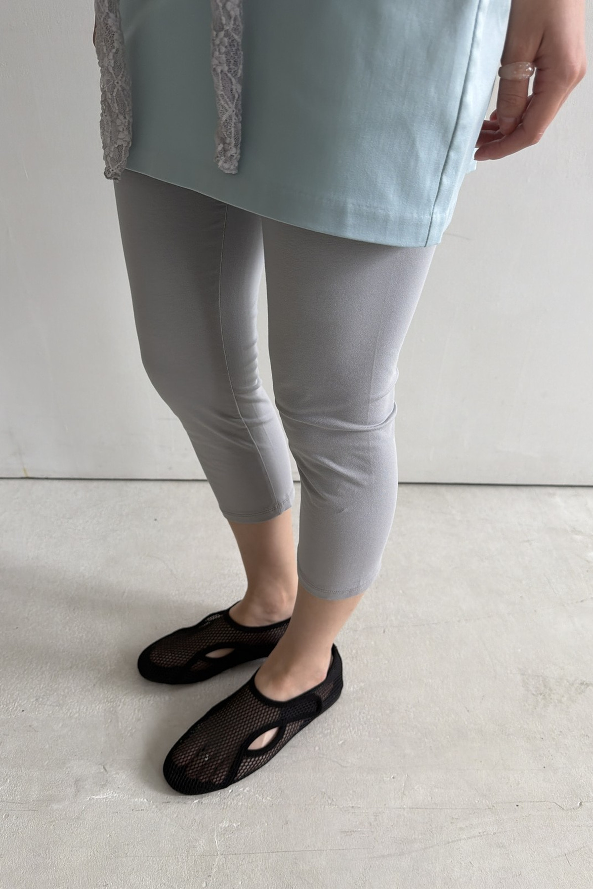 MESH VELCRO FLAT SHOES - 시스루 매쉬 소재와 벨크로 스트랩 디테일이 돋보이는 플랫 슈즈 제품 이미지