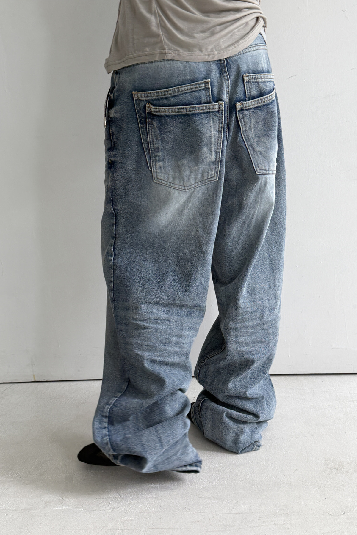 DOUBLE POCKET WASHED DENIM - 빈티지 워싱 와이드 데님 팬츠 착용 이미지