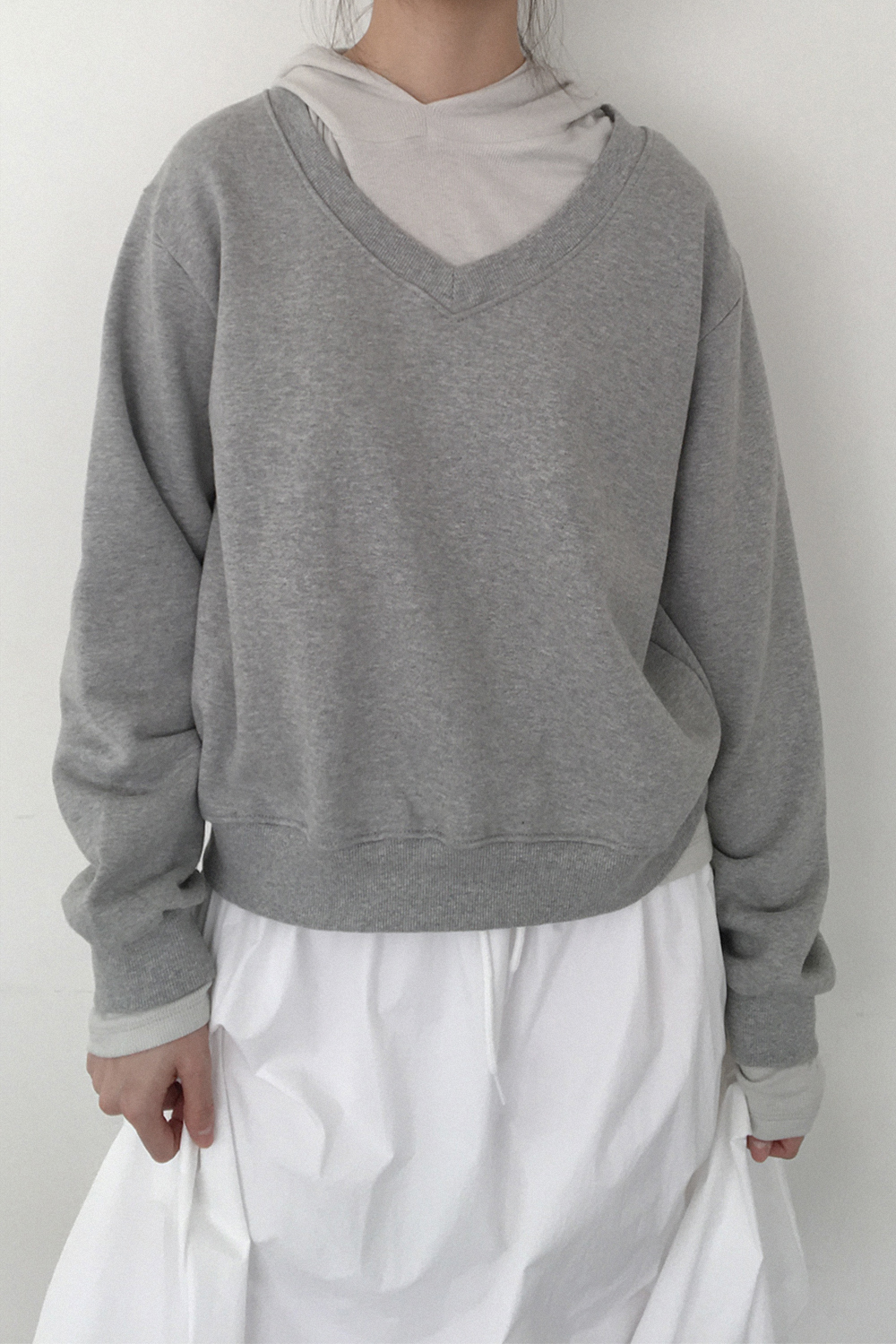 LOOSE V-NECK SWEATSHIRT