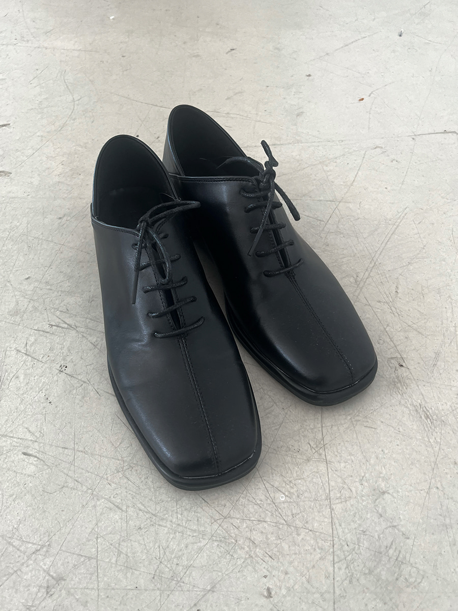 CLASSIC LACE-UP LOAFER