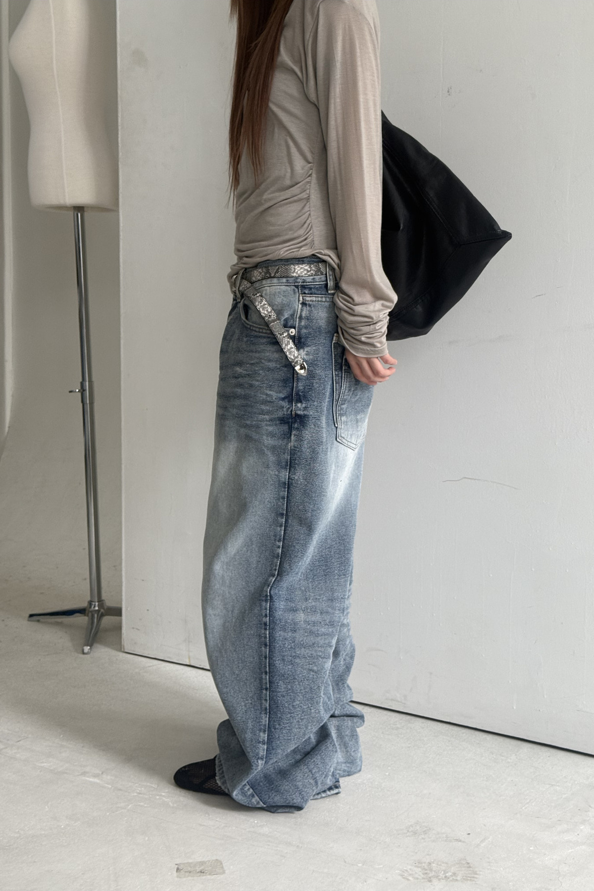 DOUBLE POCKET WASHED DENIM - 빈티지 워싱 와이드 데님 팬츠 착용 이미지