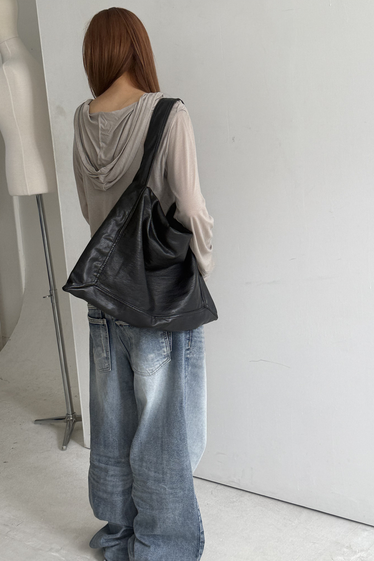 DRAPE SOFT SHOULDER BAG - 내추럴한 드레이프 실루엣의 비건 레더 빅 숄더백 이미지