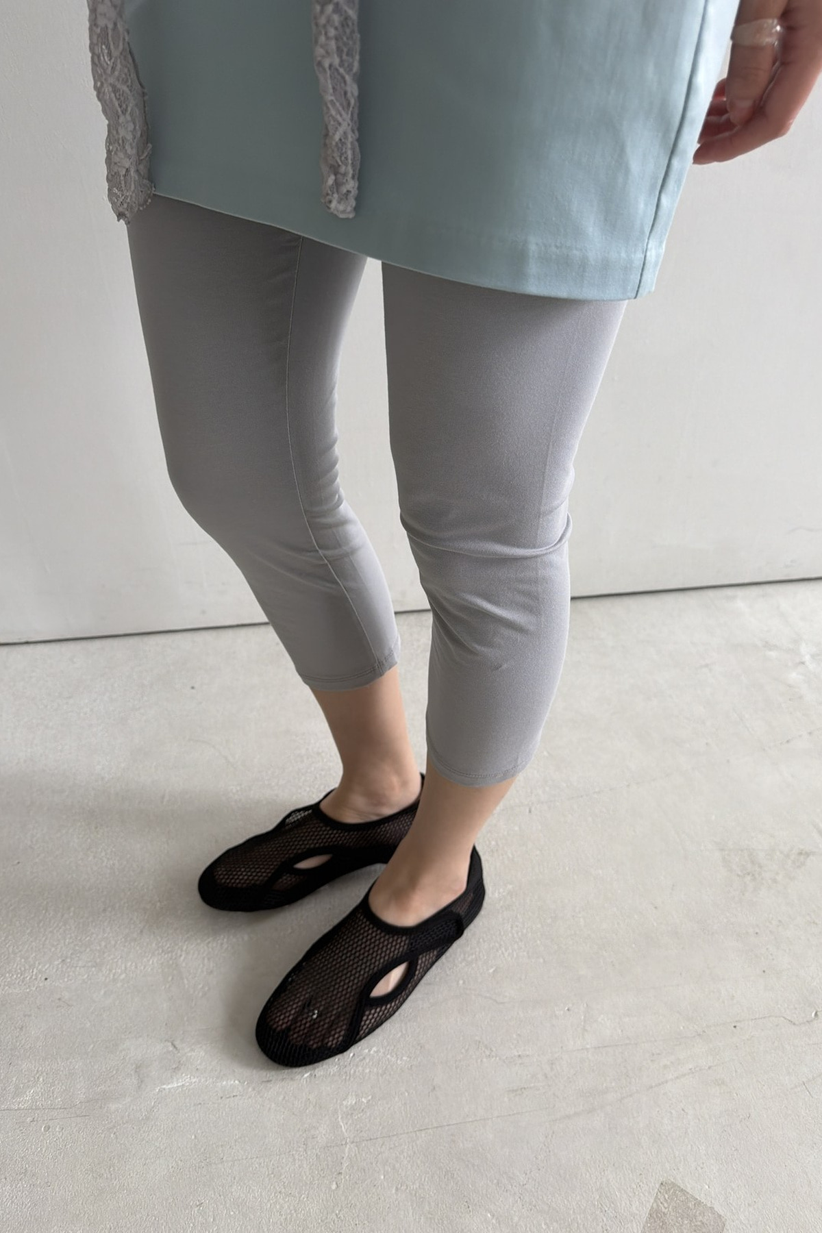 MESH VELCRO FLAT SHOES - 시스루 매쉬 소재와 벨크로 스트랩 디테일이 돋보이는 플랫 슈즈 제품 이미지