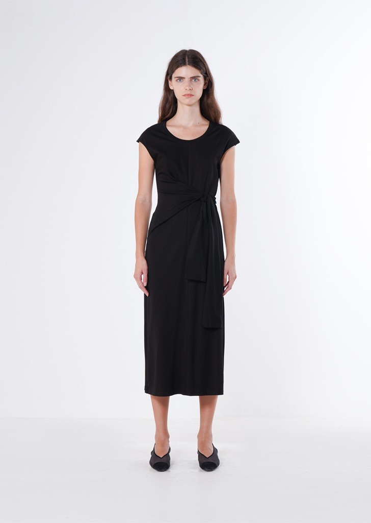 [에민앤폴] 블랙 사이드 타이 드레스