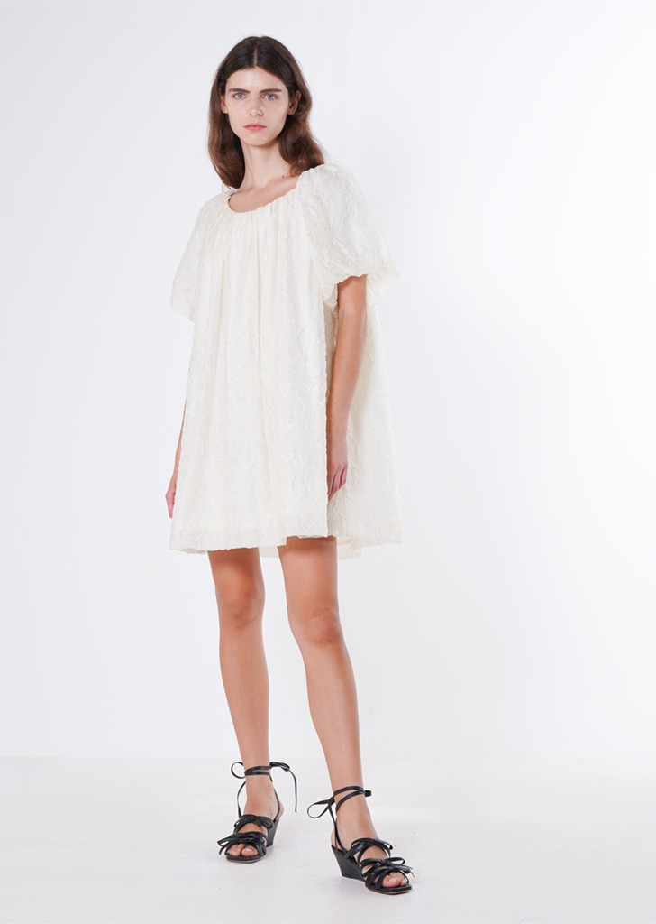 [에민앤폴] 크림 퍼프 슬리브 셔링 드레스