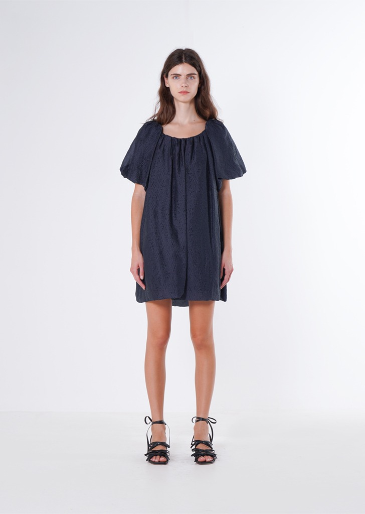 [에민앤폴] 네이비 퍼프 슬리브 셔링 드레스