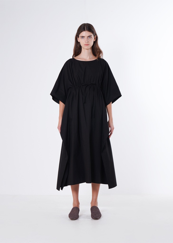 [에민앤폴] 블랙 릴렉스 타이 웨이스트 드레스