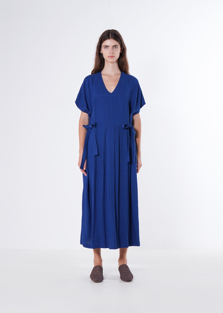 [에민앤폴] 블루 사이드 타이 플리츠 드레스